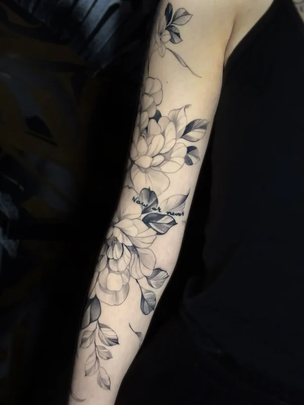 female black and grey botanic Tatuaggio su forearm #98610 | Tatuatore Алексей Безукладников