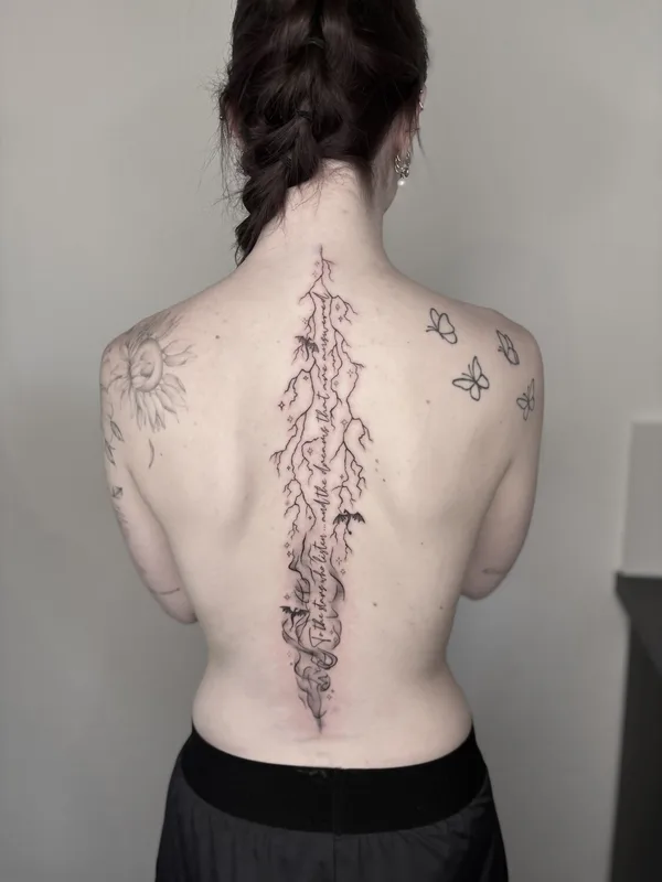 female black and grey fineline 纹身 在 spine #98657 | 纹身师 Becci | Eisvogel Tattoo