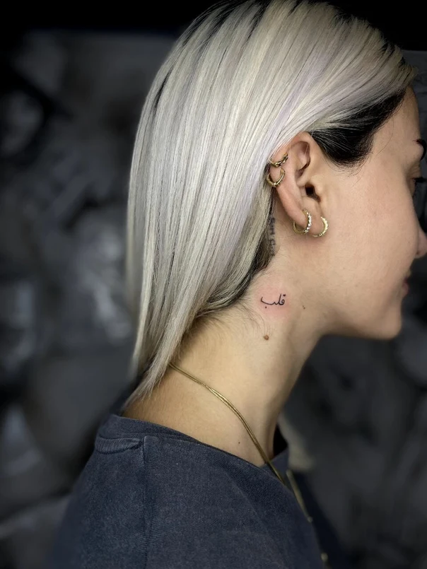 Каллиграфия Lettering tattoo на Шея