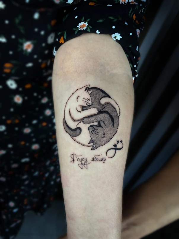 Блэкворк Cats, Yin yang tattoo на Предплечье