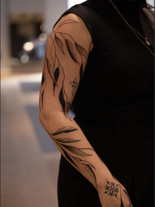 female black linework tatouage sur forearm #99399 | Artiste tatoueur Dark Autumn - Monica