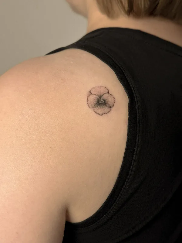 female black and grey fineline Tatuagem em shoulder #99525 | Tatuador Nika Taratuta