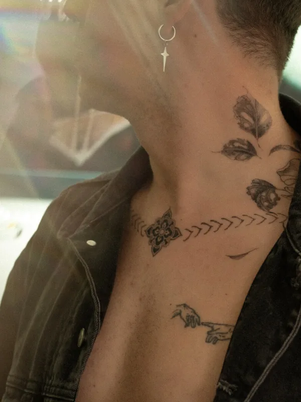 male black and grey linework Tatuagem em neck #99526 | Tatuador Nika Taratuta