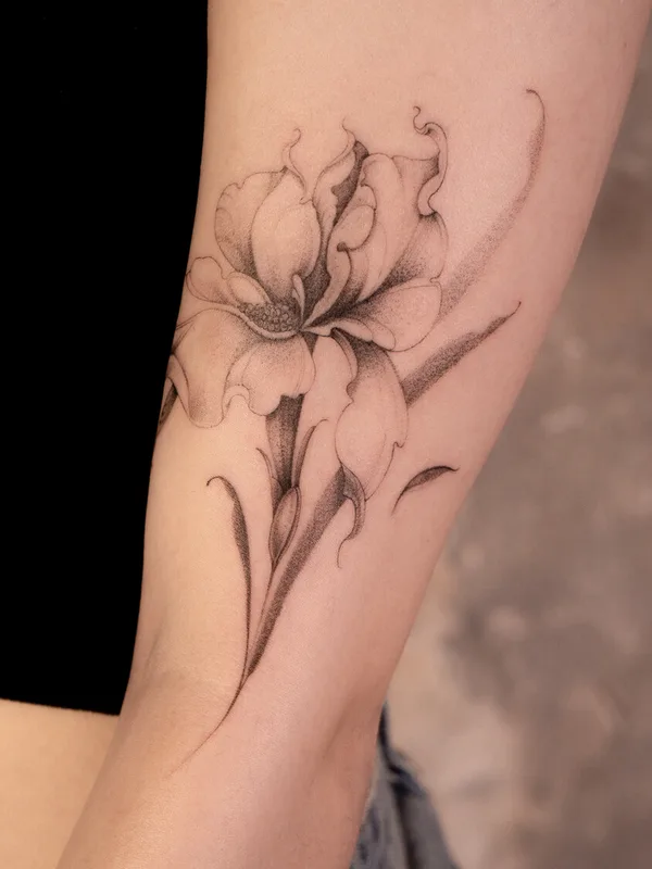 black and grey fineline Tatuagem em forearm #99527 | Tatuador Nika Taratuta
