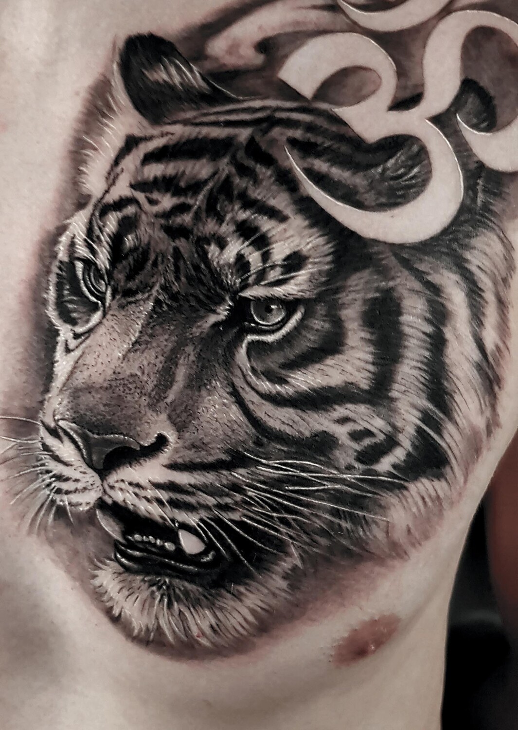 Реализм Tiger, Ornamental tattoo на Грудь