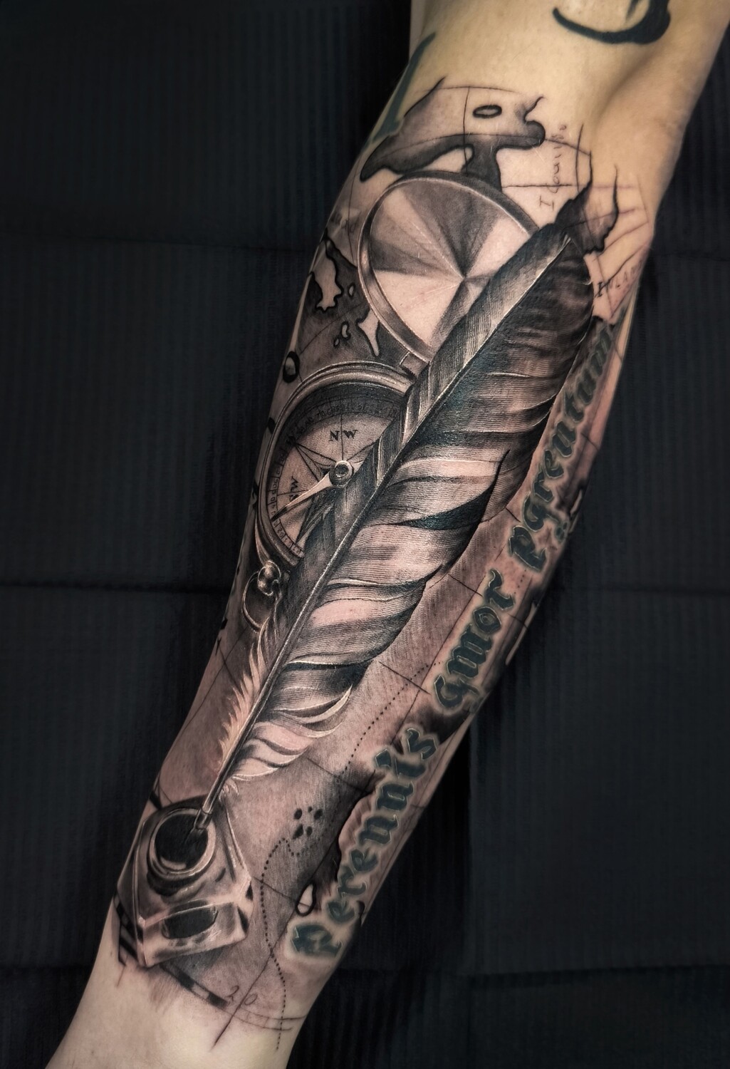 Чёрно-серая Feather, Compass tattoo на Предплечье