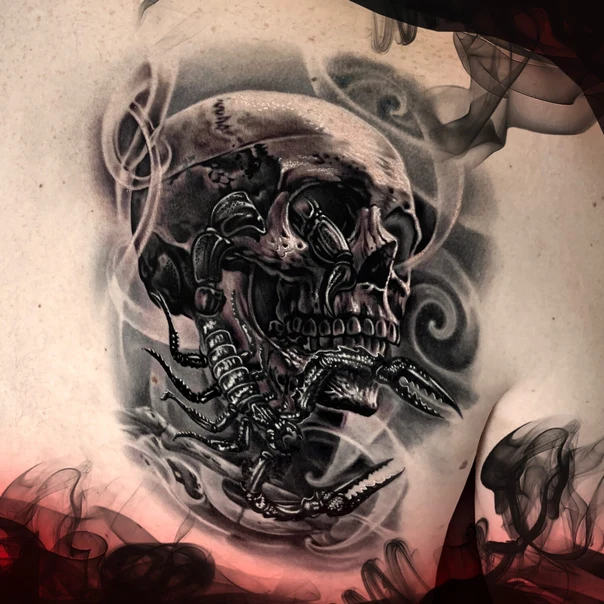 Чёрно-серая Skull, Scorpion tattoo на Грудь