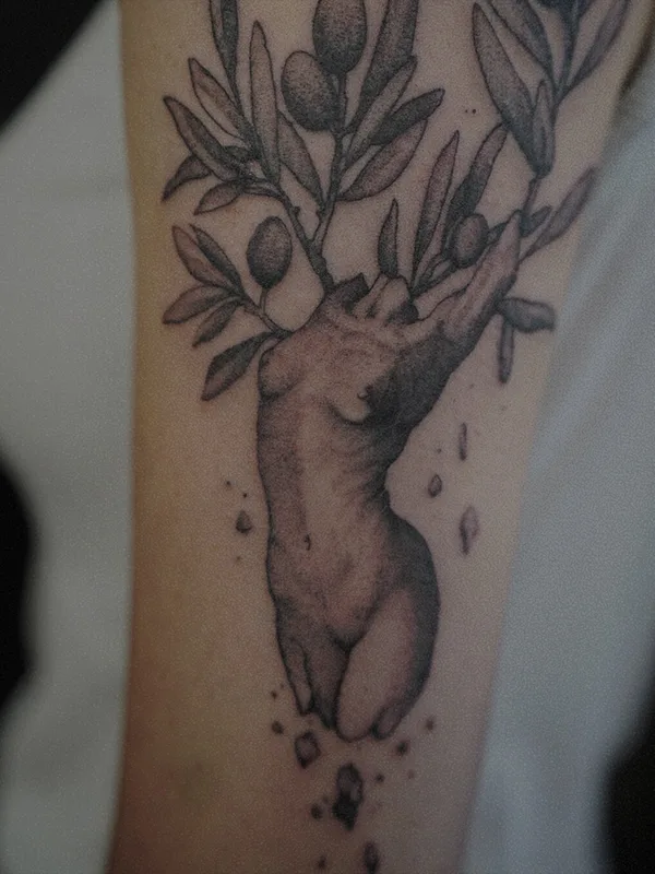 female blackandgrey microrealism 纹身 在 shoulder #100209 | 纹身师 Arturs Garoza