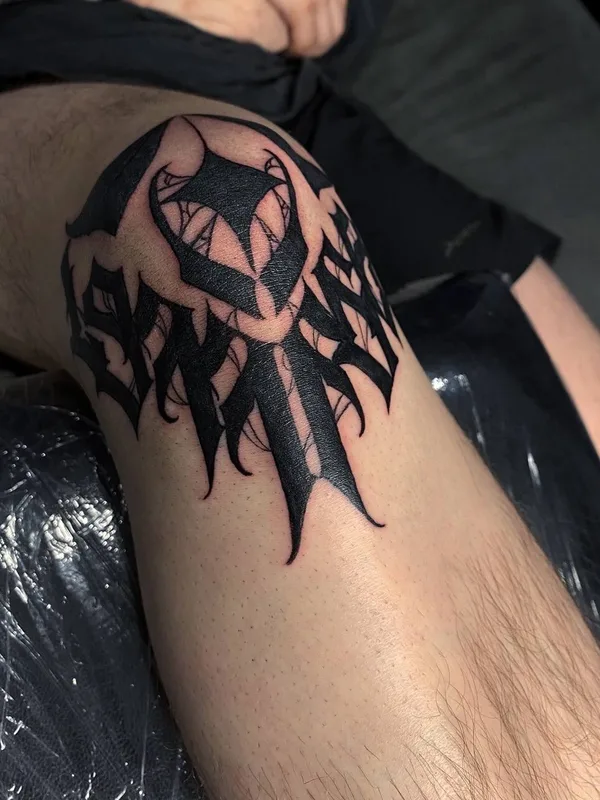 black blackwork 纹身 在 knee #100776 | 纹身师 vamphof