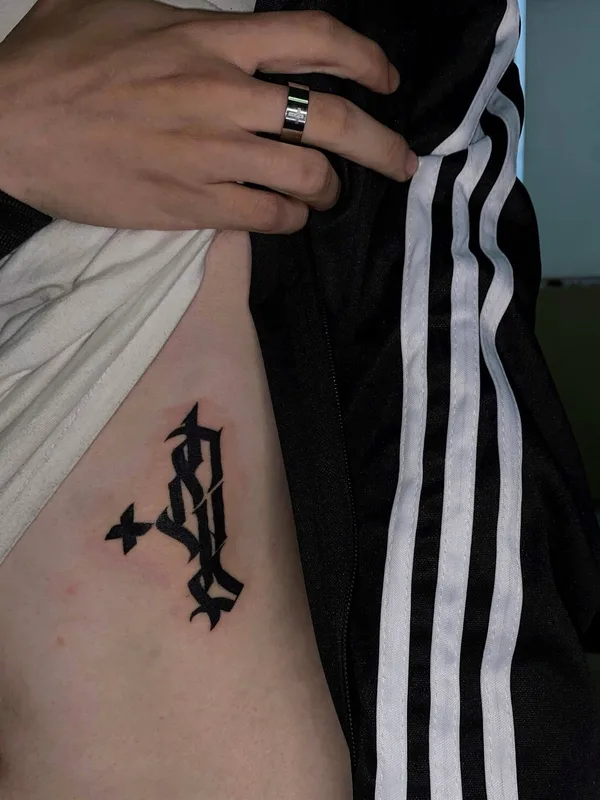 black blackwork 纹身 在 ribcage #100786 | 纹身师 vamphof