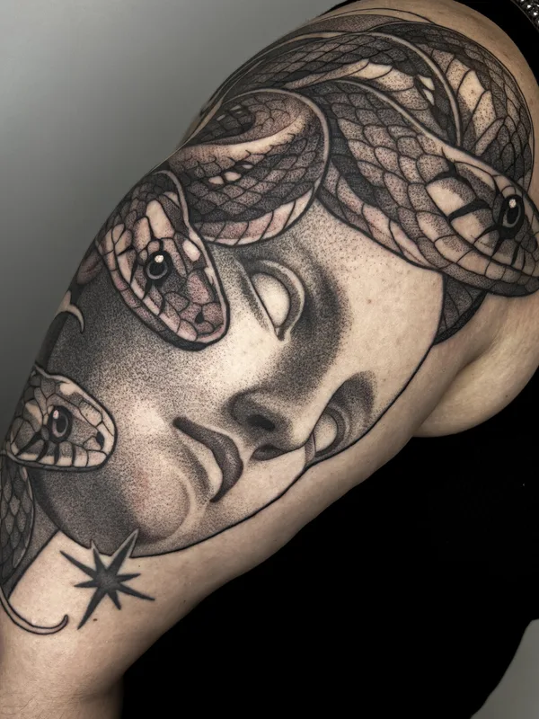 black and grey black and grey Tatuaggio su upper arm #100910 | Tatuatore Jole