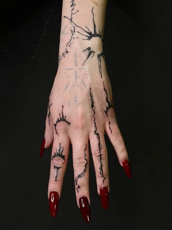 black blackwork tattoo auf hand #101515 | Tätowierer Соня Тайга