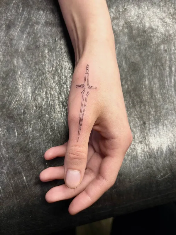 black fineline tattoo auf back of hand #101517 | Tätowierer Соня Тайга