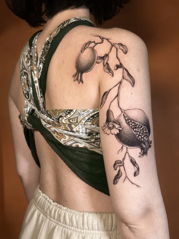 female black and grey blackwork татуировка на shoulder #101594 | Тату мастер Maayan Ben Porat