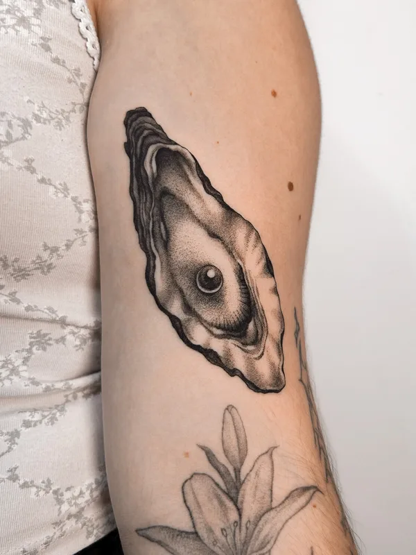 black and grey blackwork татуировка на upper arm #101598 | Тату мастер Maayan Ben Porat