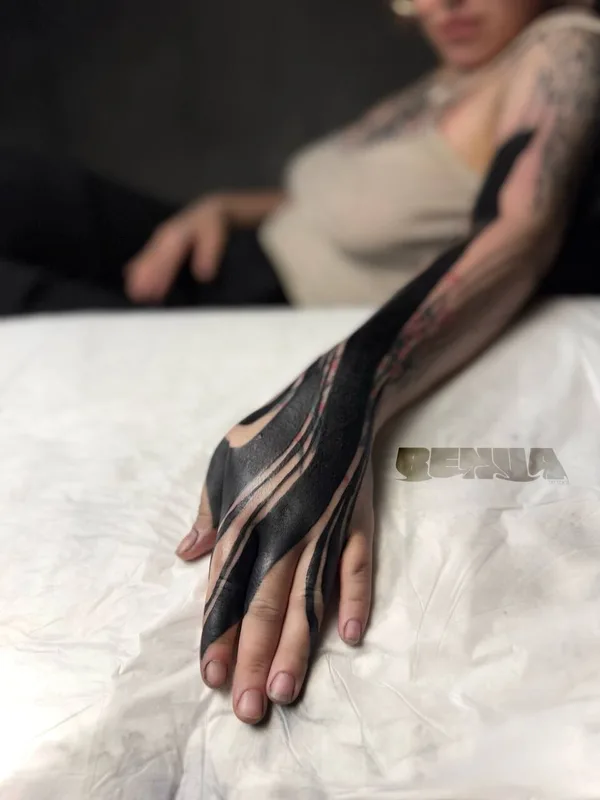 female black abstract 纹身 在 arm #102282 | 纹身师 BENUATATTOO