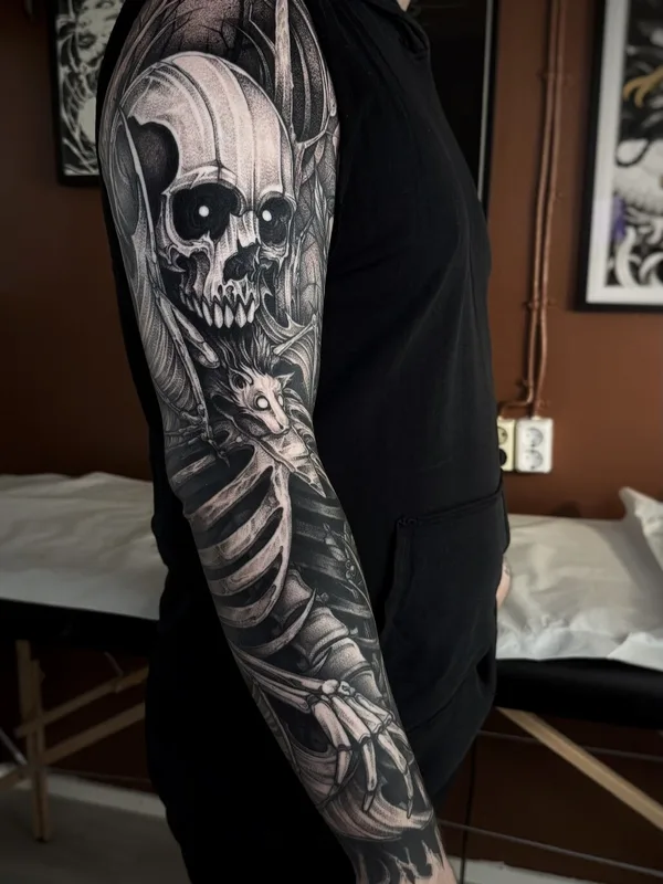 male black blackwork Tatuagem em shoulder #103238 | Tatuador Julian Moth