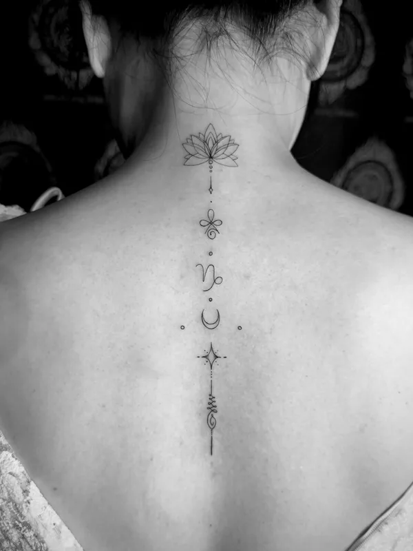 female black fineline 纹身 在 back #103432 | 纹身师 Valeriia Radchenko