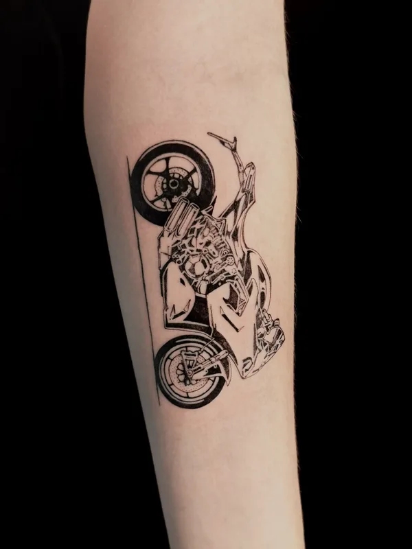 female black blackwork 纹身 在 forearm #103443 | 纹身师 Valeria Radchenko