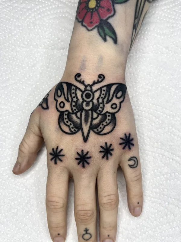 black traditional татуировка на back of hand #130530 | Тату мастер Abra Tattoo
