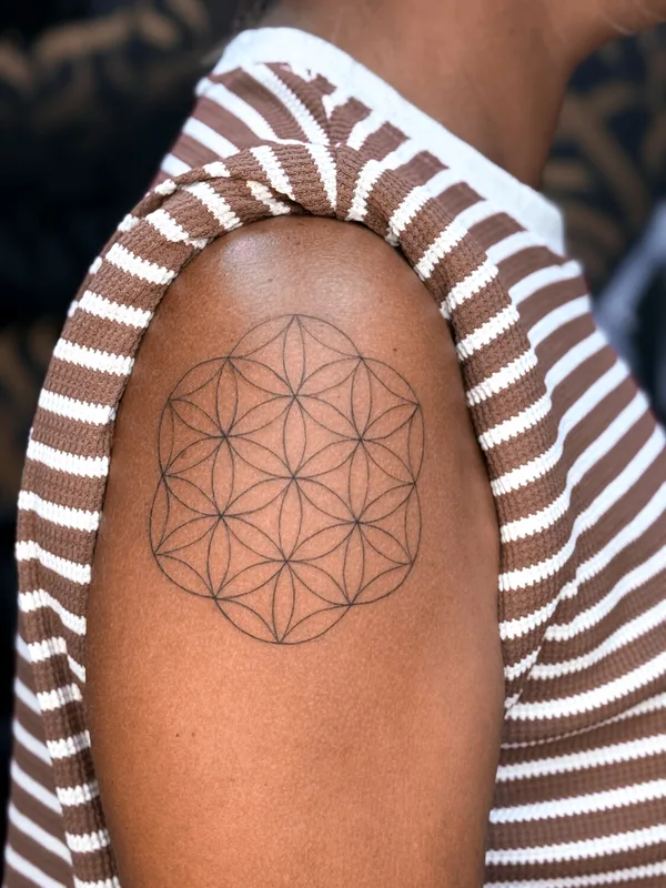 female black geometric татуировка на shoulder #105685 | Тату мастер Анна Дубровина