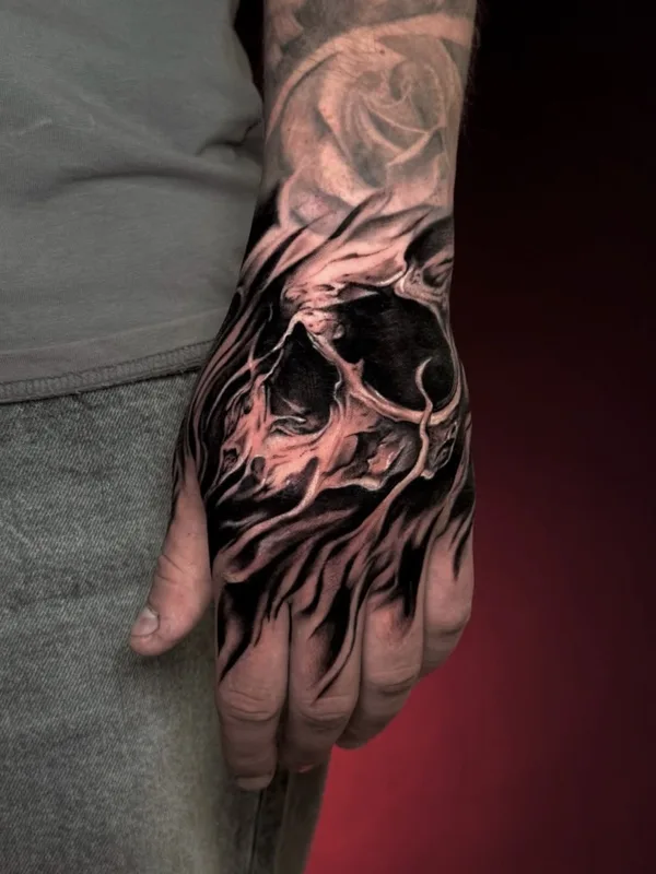 male black and grey realism tattoo auf back of hand #130405 | Tätowierer Ilya Raukuts