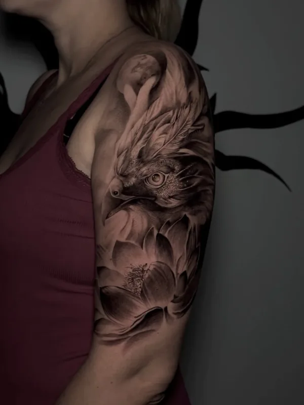 female black and grey realism tattoo auf upper arm #130411 | Tätowierer Ilya Raukuts