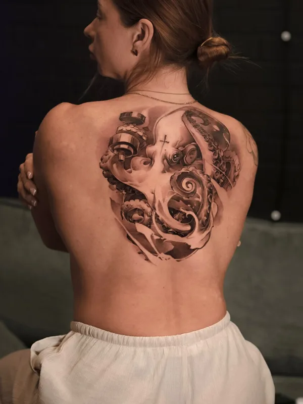 female black and grey black and grey Tatuagem em upper back #98725 | Tatuador Кирилл Матусевич
