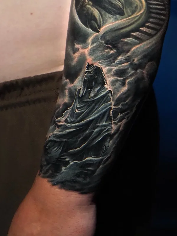 black and grey realism tatouage sur upper arm #130307 | Artiste tatoueur Arseniy Karenin