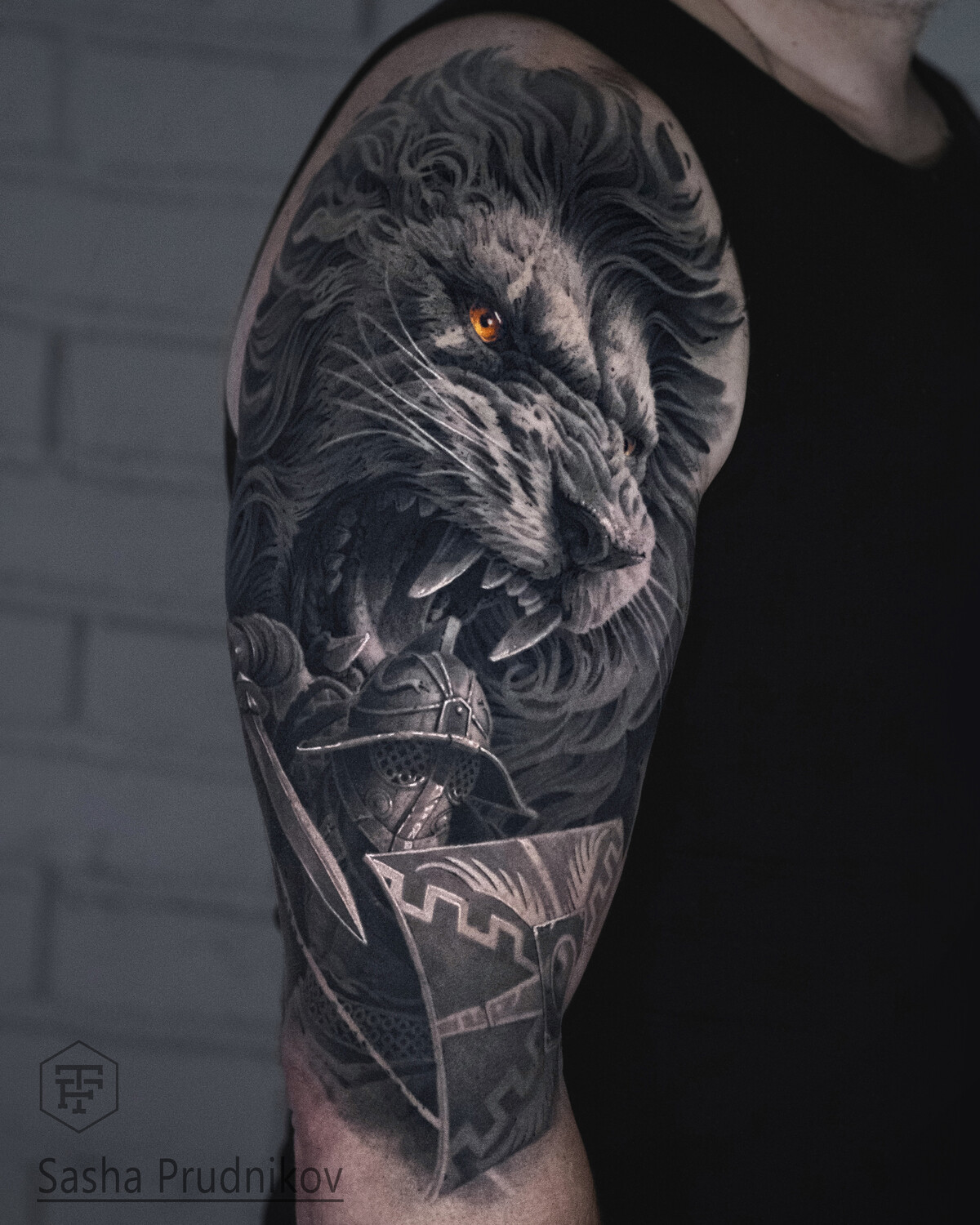 Реализм Lion, Gladiator tattoo на Плечо