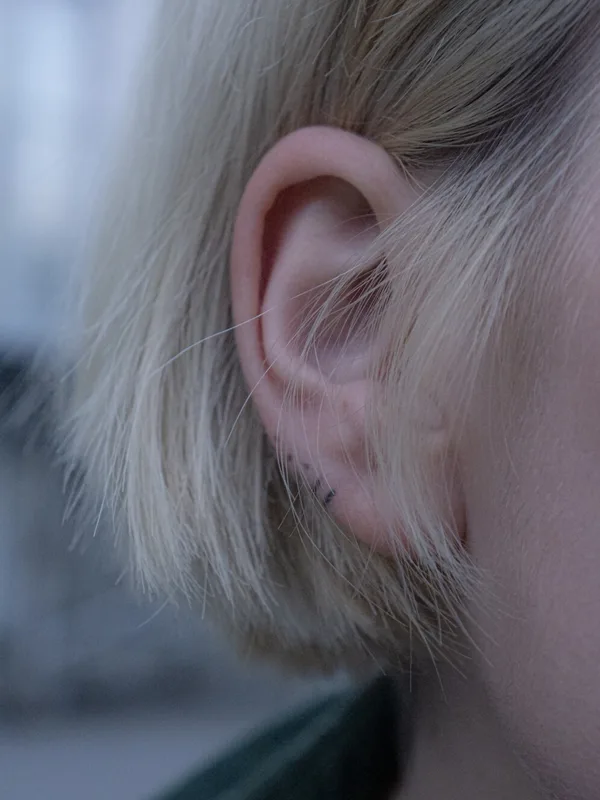 black minimalism tatuaje en behind ear #100340 | Tatuador KSANFTATTOOIST | Ксанф Виктория
