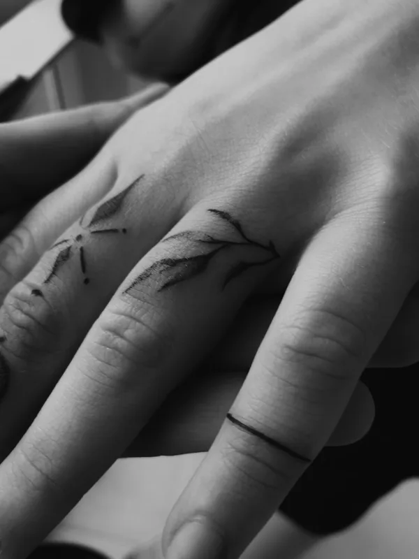 black and grey fineline tatuaje en finger #100346 | Tatuador KSANFTATTOOIST | Ксанф Виктория