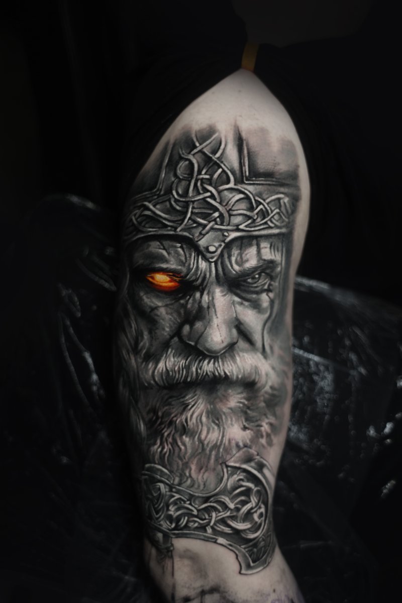 Ein fotorealistisches schwarz-graues Portrait eines gealterten Kriegers mit einem Flechtmuster-Helm und einem leuchtend orangefarbenen Auge, mit keltischen Knotendetails an der Rüstung.