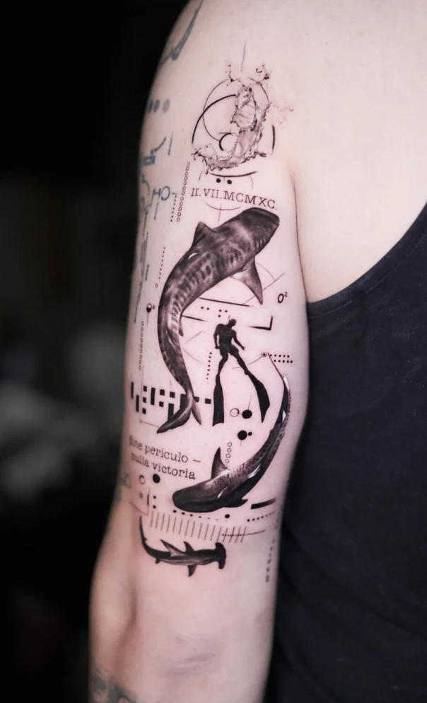 Иллюстративная Shark, Diver tattoo на Плечо