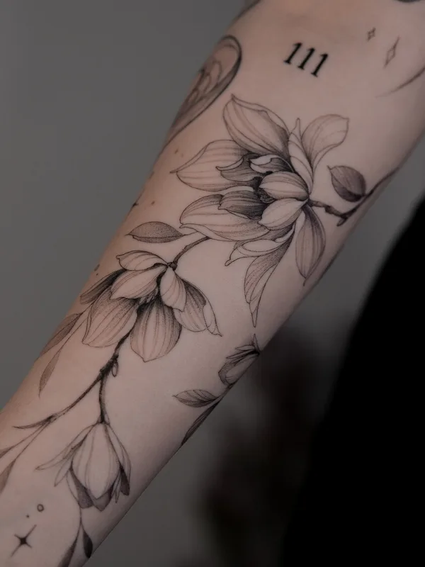 female black graphic tattoo auf forearm #94019 | Tätowierer Juliaavoo