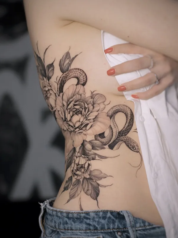 female blackandgrey graphic tattoo auf breast #94021 | Tätowierer Juliaavoo