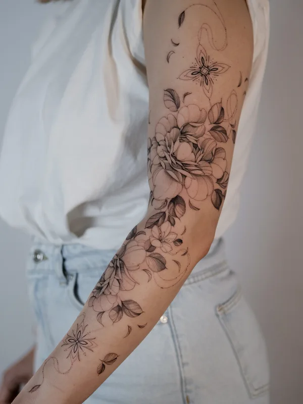 female black botaniс tattoo auf arm #94026 | Tätowierer Juliaavoo