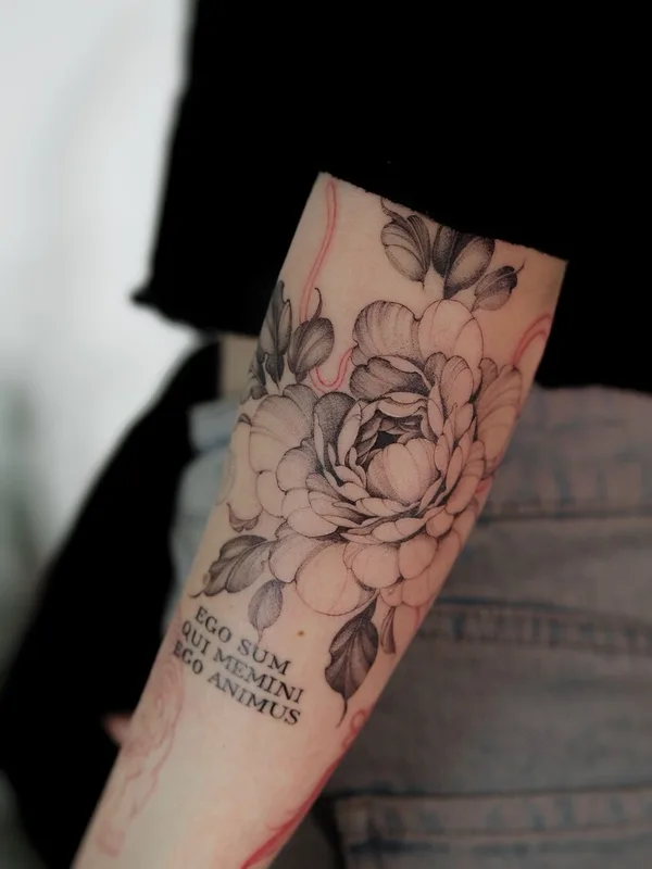 female black graphic tattoo auf forearm #94053 | Tätowierer Juliaavoo