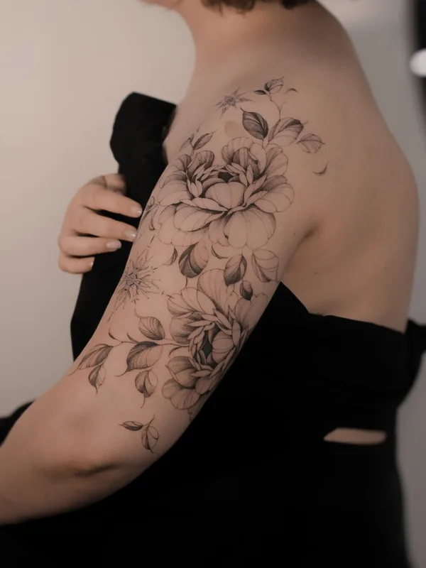 female black botaniс tattoo auf shoulder #94077 | Tätowierer Juliaavoo