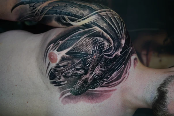Чёрно-серая Dragon tattoo на Грудь