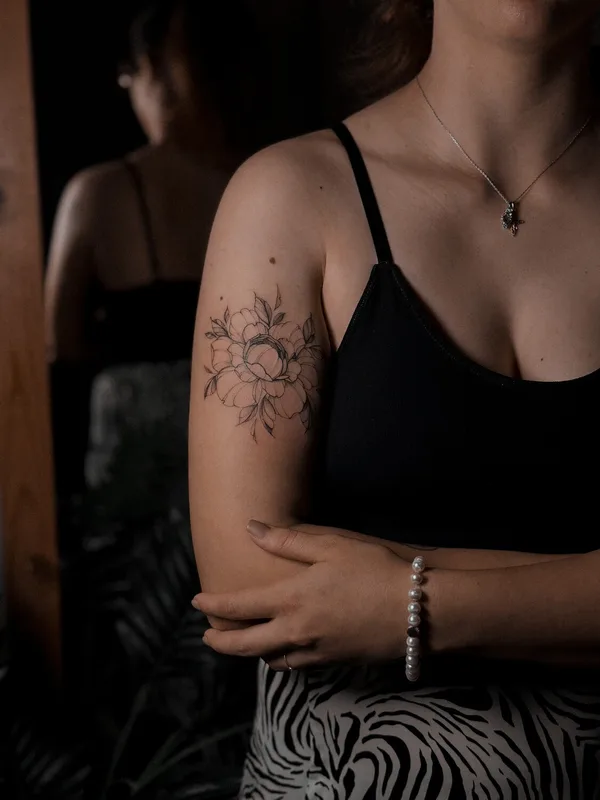 female black fineline 纹身 在 upper arm #96868 | 纹身师 Лина Ермоленко