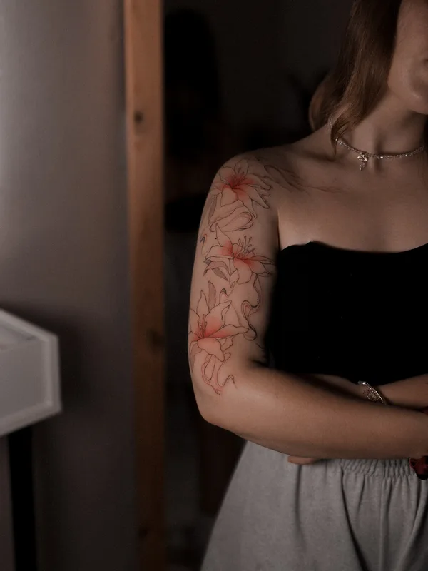 female color fineline 纹身 在 upper arm #96870 | 纹身师 Лина Ермоленко
