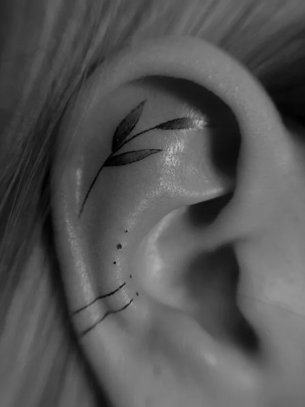 black and grey fineline 纹身 在 ear #96871 | 纹身师 Лина Ермоленко