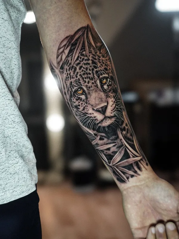 black and grey realism tatouage sur forearm #99763 | Artiste tatoueur Mariia Bortn