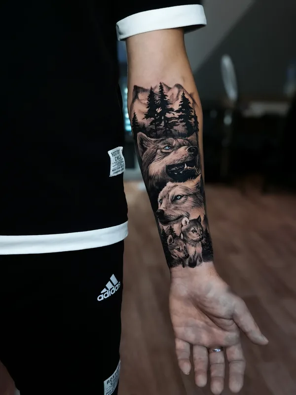 black and grey realism tatouage sur forearm #99764 | Artiste tatoueur Mariia Bortn