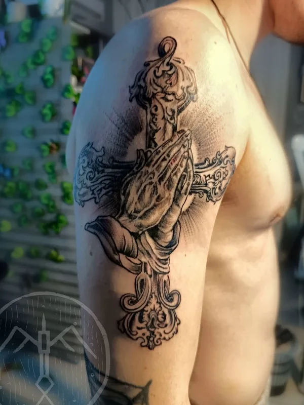 male black and grey black and grey Tatuaggio su upper arm #99427 | Tatuatore Виталий Киб