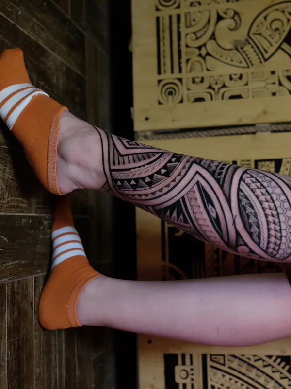 black and grey tribal Tatuaggio su full leg #96576 | Tatuatore максим кокин