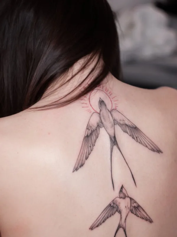 female color fineline tattoo auf upper back #130537 | Tätowierer Anastasiia Sheremetova
