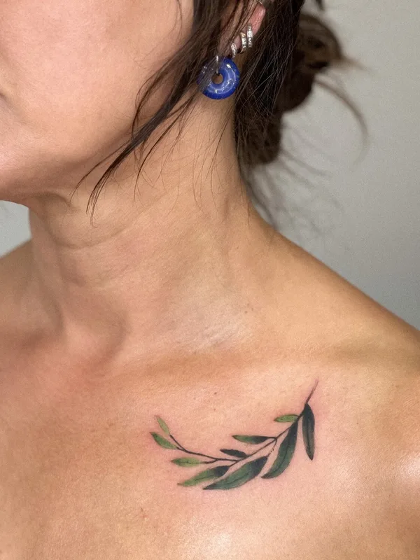 female color botaniс Tatuagem em collarbone #95414 | Tatuador Tatyana Boyko