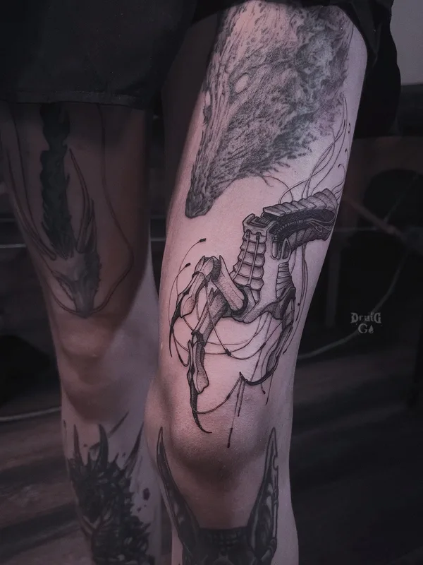 black and grey biomechanical Tatuaggio su knee #91511 | Tatuatore DIANA